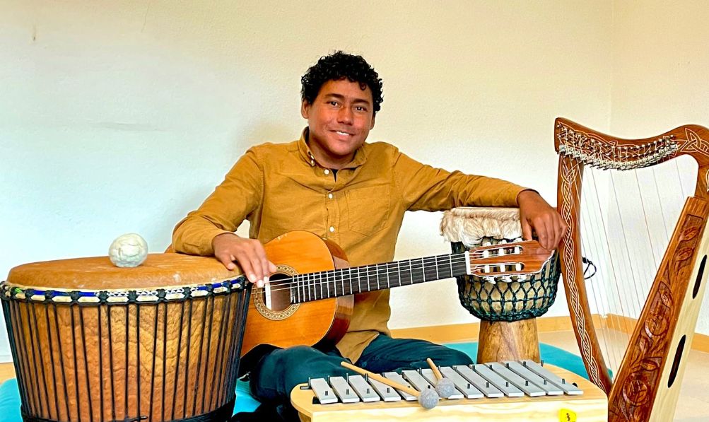 Ednaldo Dos Santos mit Musikinstrumenten