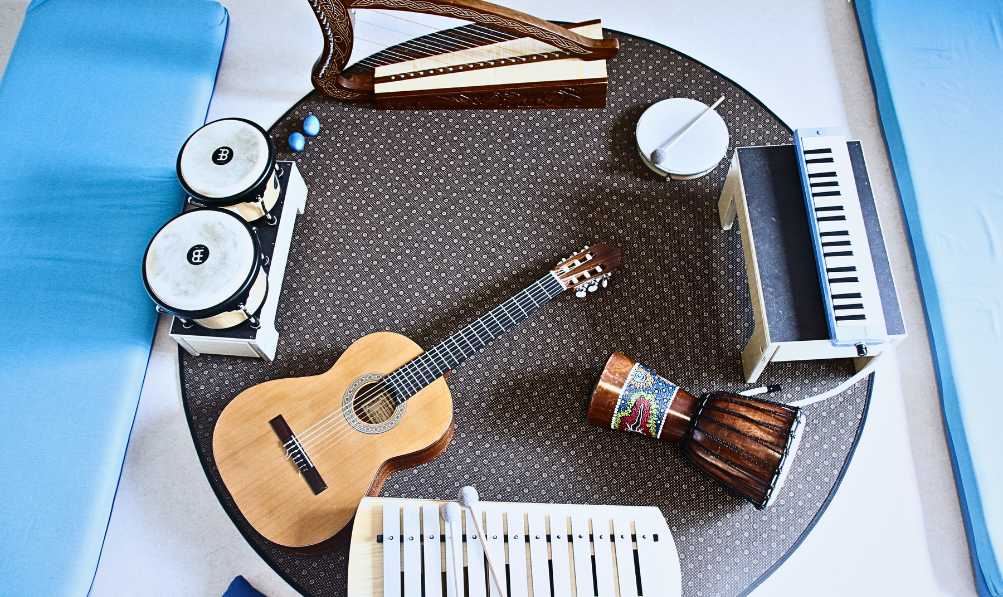 Musiktherapeut und Klient in einer Musiktherapie-Sitzung mit Musikinstrumenten