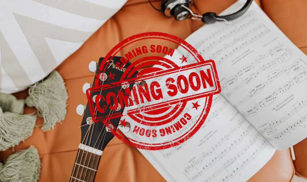 Eine junge Frau spielt Gitarre und hat Freude daran.